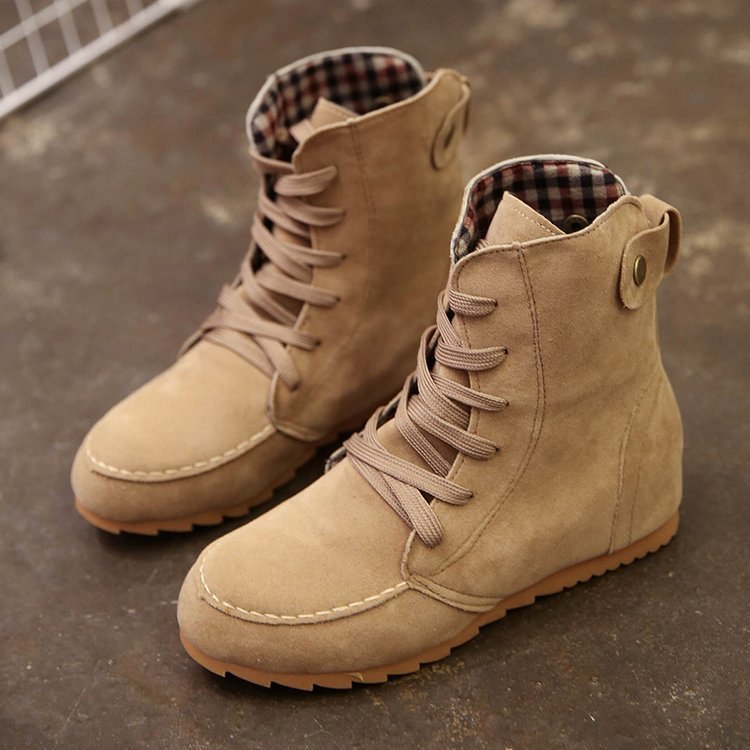 Flat bottom strap fastening boots